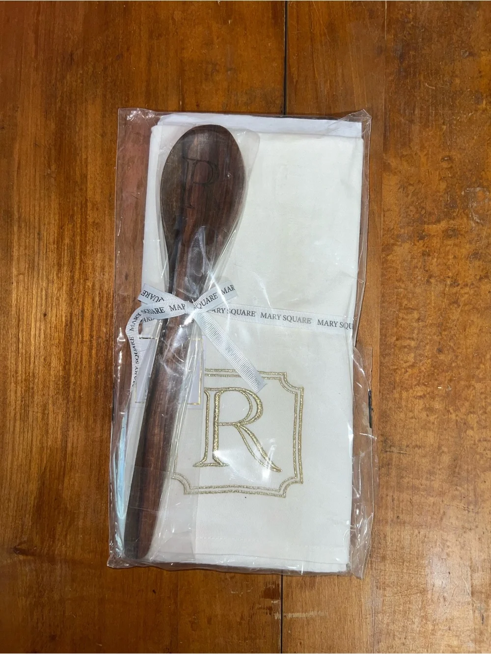 Mary Square Monogram 'R' White Napkin Set with Dark Brown Wooden Spoon